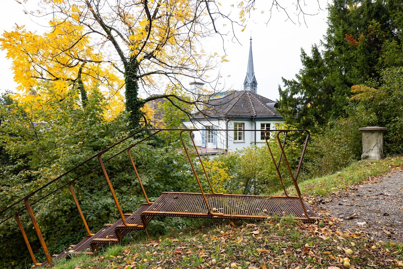 Federnde Treppen aus Cortenstahl verbinden die Gärten.